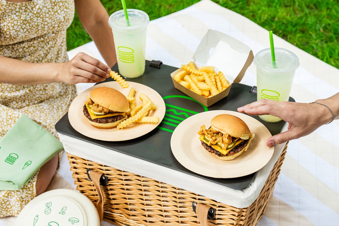 VegNews.VegOutPicnic3.YuxiLiu.ShakeShack