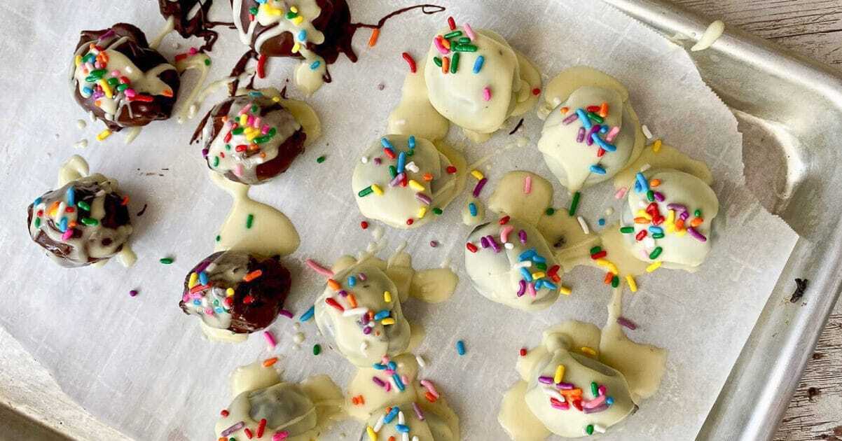 Four-Ingredient Vegan Oreo Truffles | VegNews