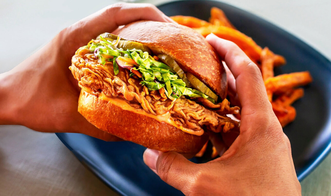 VegNews.CultivatedChickenSandwich.UPSIDEFoods