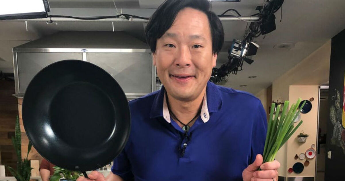 Why Top Chefs Like Gordon Ramsay, Ming Tsai, and Alton Brown Swear by Cast - Iron Pans