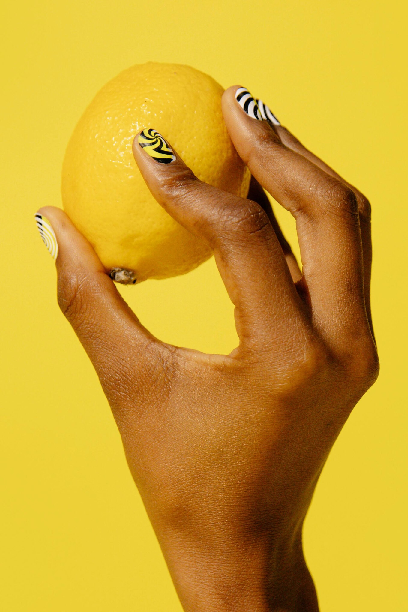 Holding-Lemon