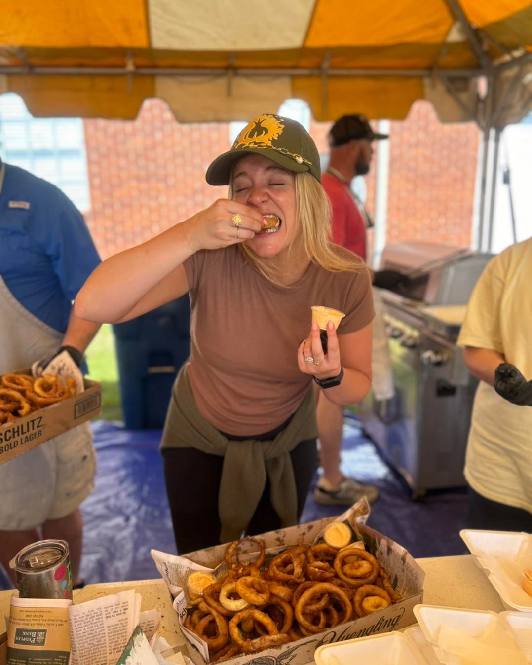 woman tries onion rings