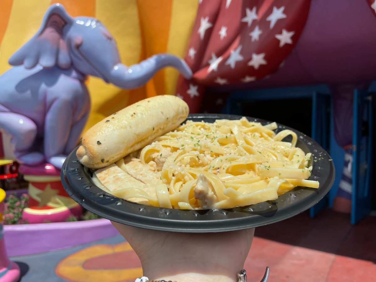 vegan carbonara and breadstick