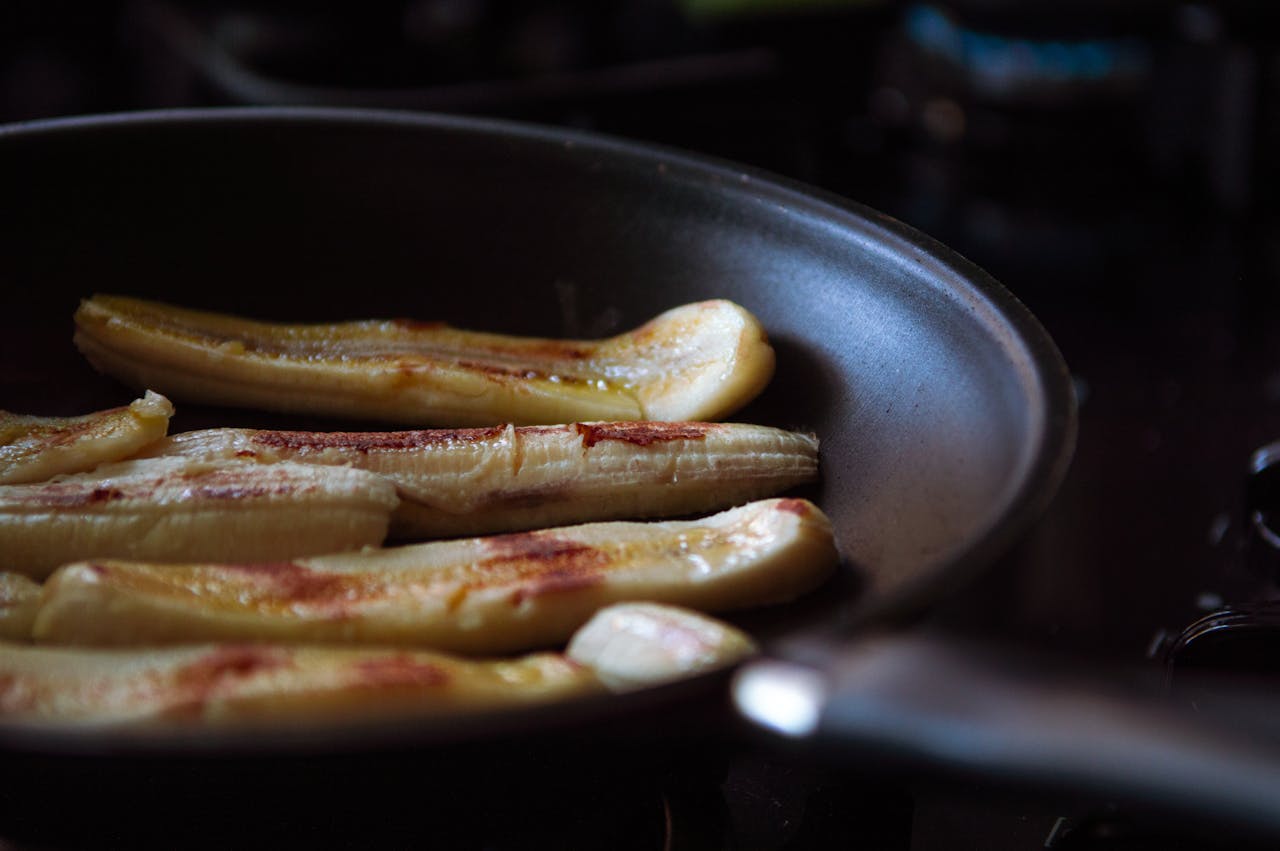 frying bananas