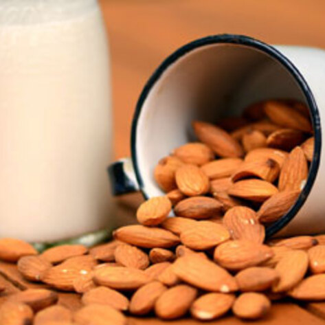 VegNews.HomemadeAlmondMilk