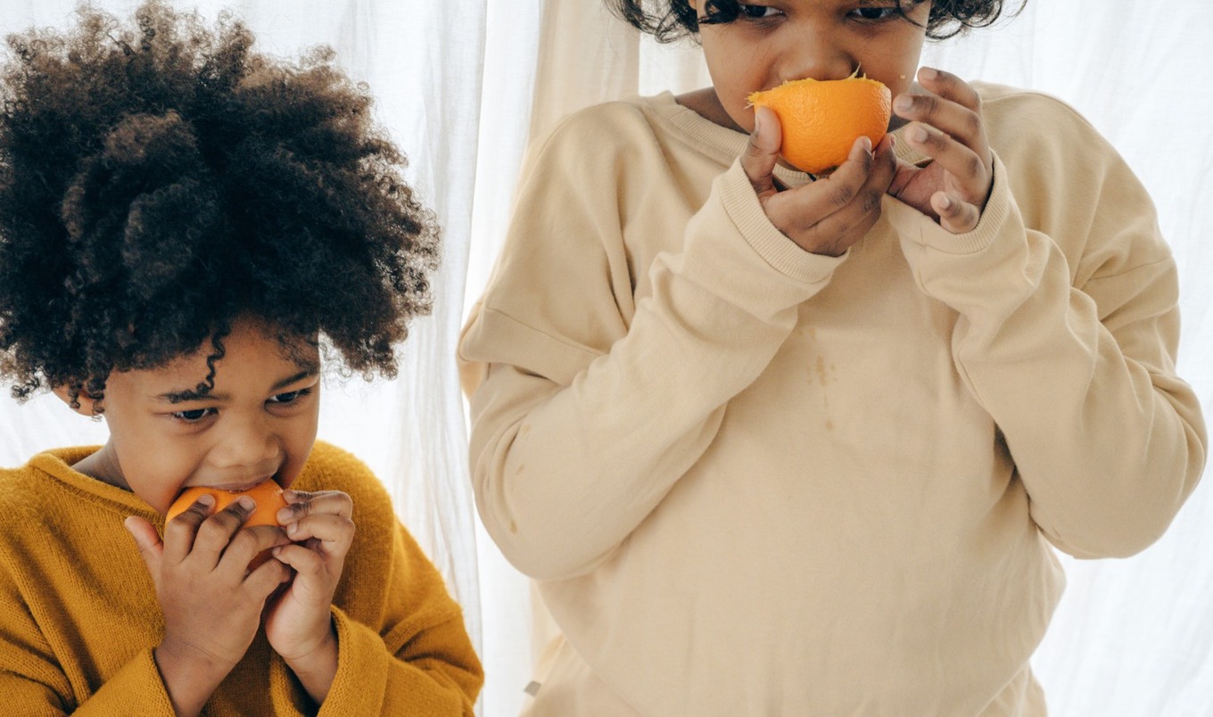 kids eating oranges