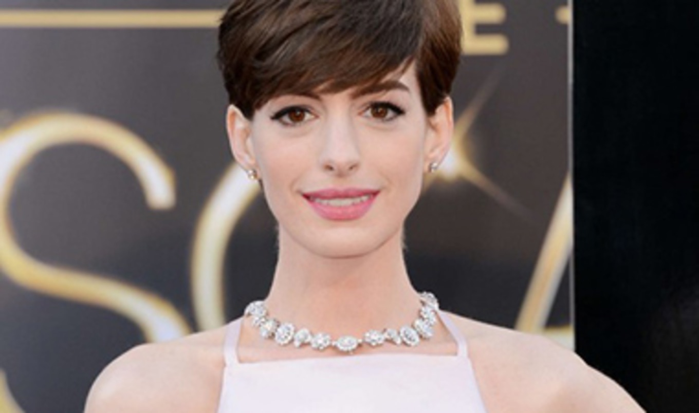 Anne Hathaway Flaunts Vegan Shoes at Oscars