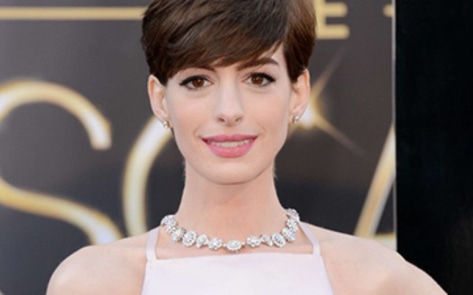 Anne Hathaway Flaunts Vegan Shoes at Oscars
