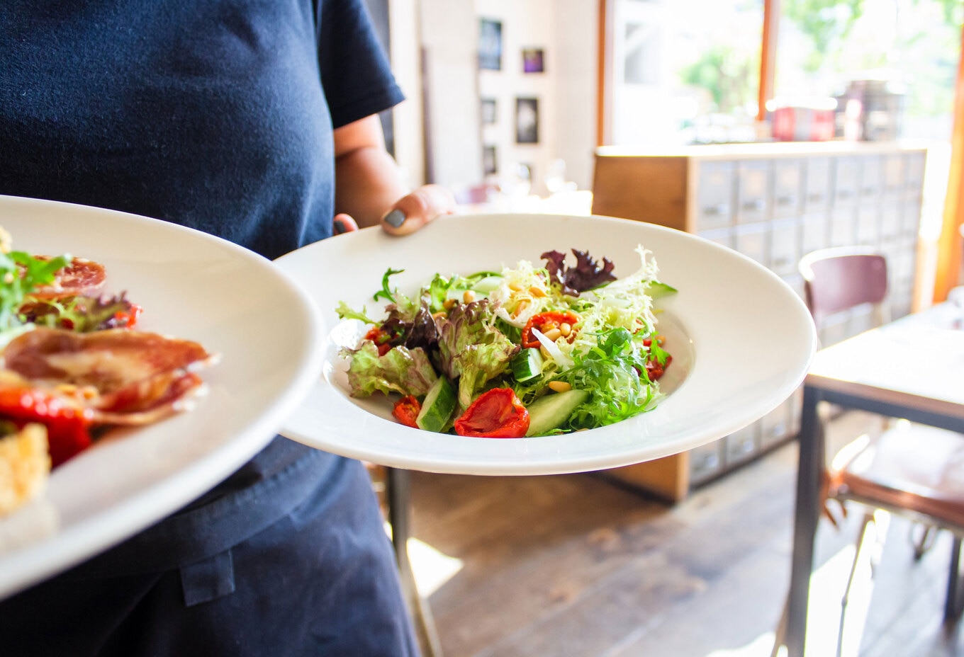 VegNews.Salad.LouisHanselUnsplash