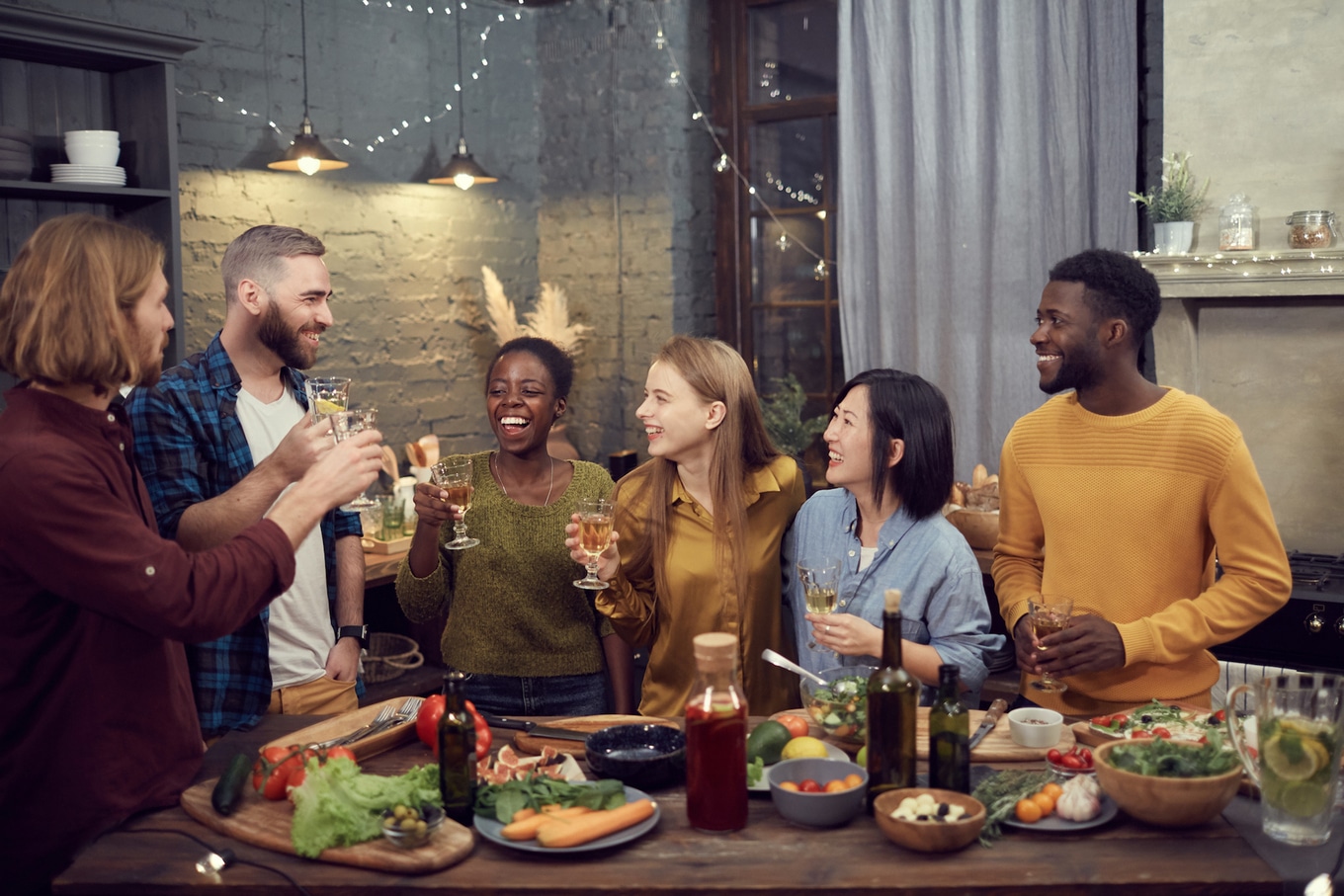 VegNews.FriendsgivingDinnerParty.Getty