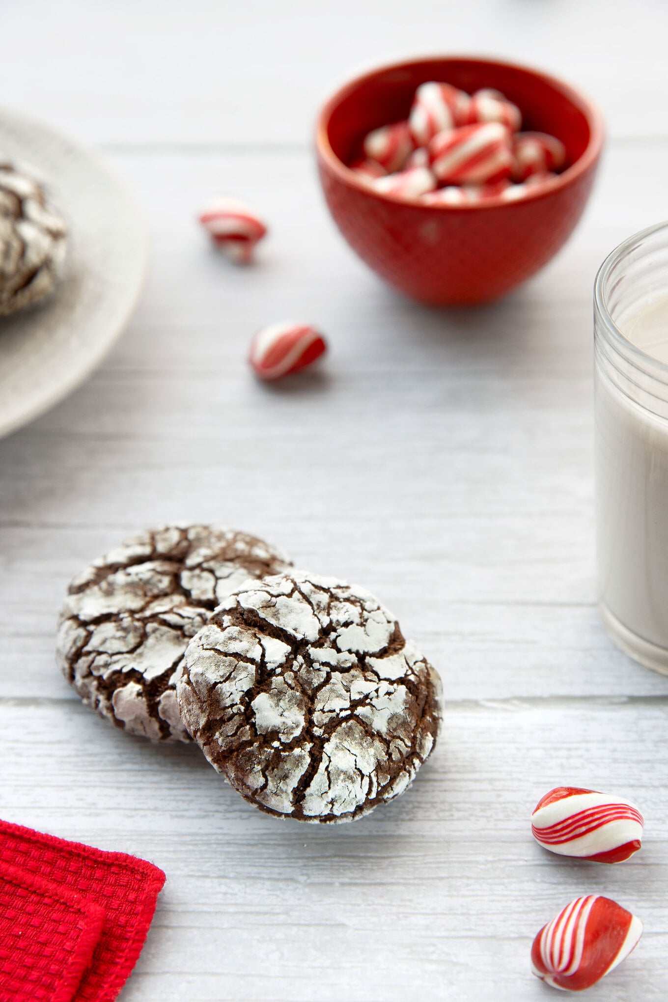 VegNews.ChocolatePeppermintCrinkleCookies.HANNAHKAMINSKY.CLOSE