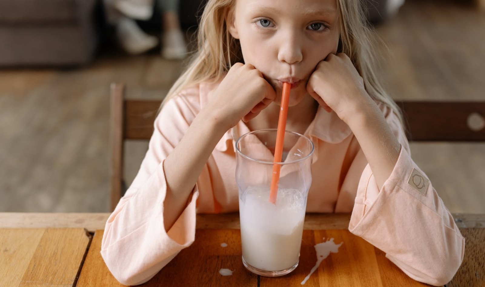 New Research Raises Alarms About Hidden Drug-Resistant Bacteria in Raw Milk