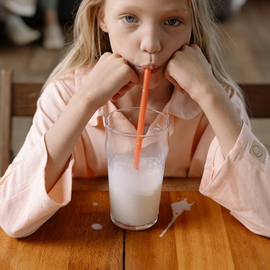 New Research Raises Alarms About Hidden Drug-Resistant Bacteria in Raw Milk