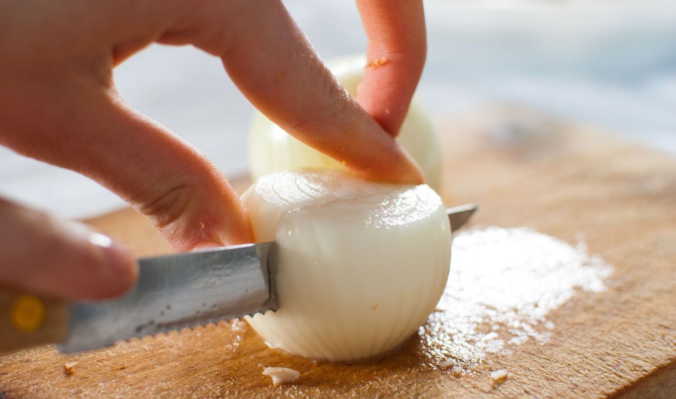cutting onion