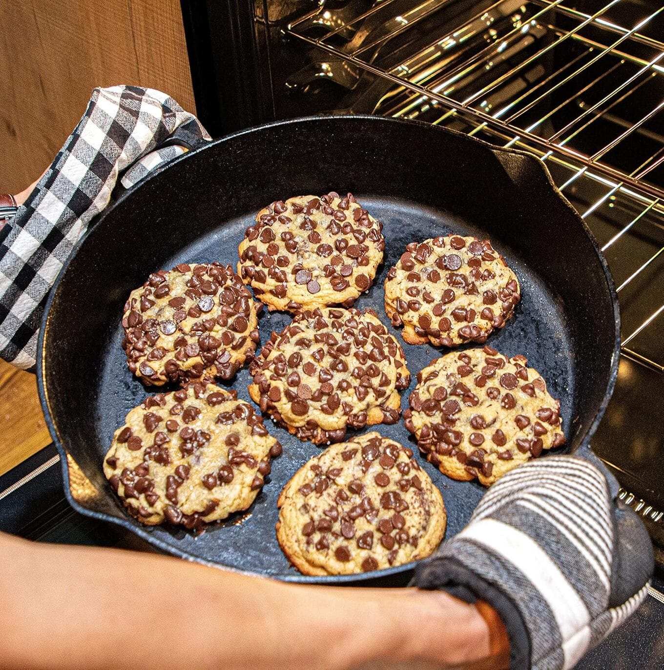 Bayou Classic Cast Iron Double-Handled Skillet