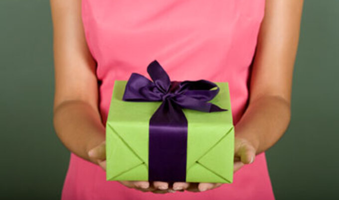 VegNews.PresentLadyGiving