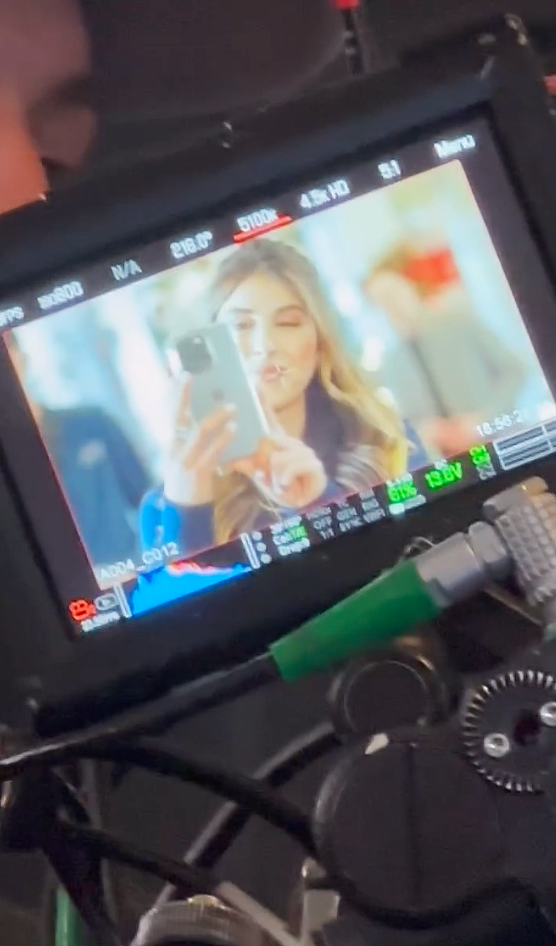 Daniella-Monet-camera-selfie