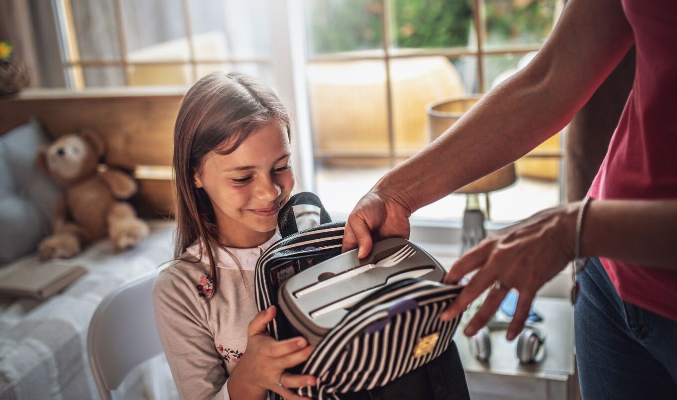 packing kid's school lunch