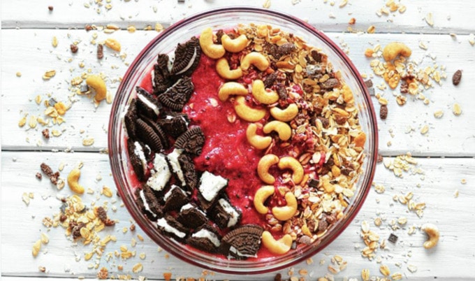 VegNews.VeganOreoSmoothieBowl