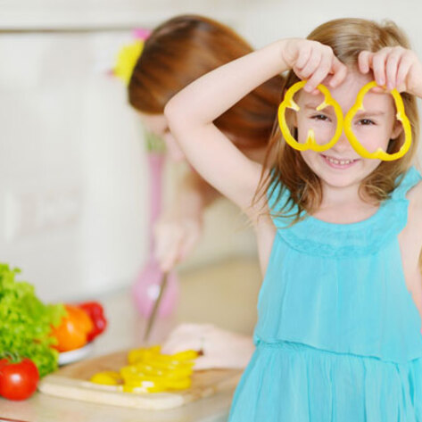 VegNews.DaughterCookingBellPeppers