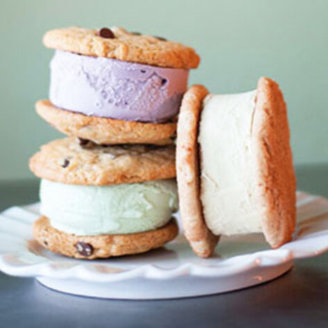 VegNews.CookieCounterIceCreamSandwich