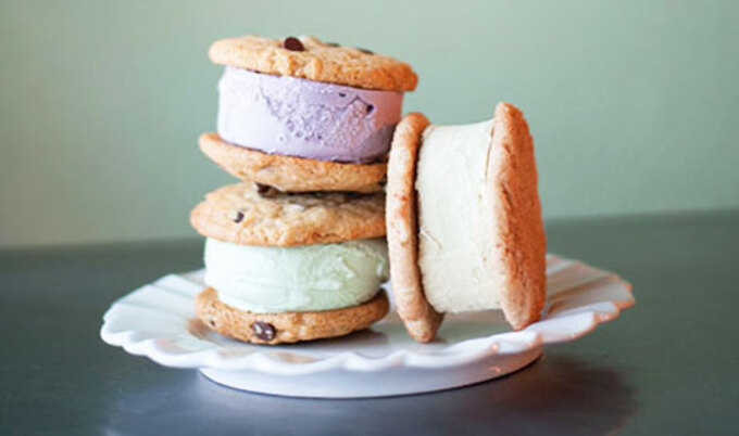 VegNews.CookieCounterIceCreamSandwich