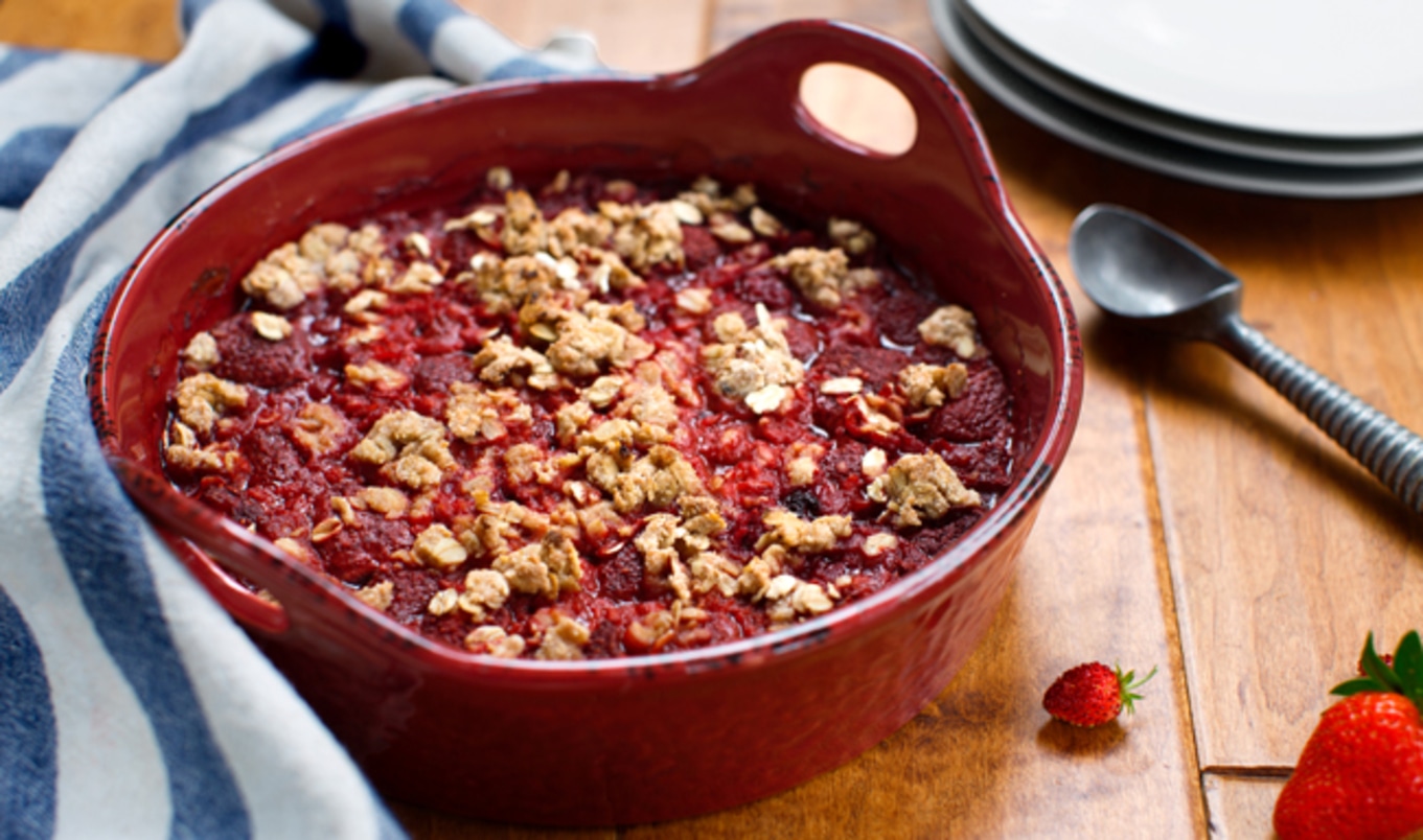 Mixed Berry Fruit Crisp With Cinnamon Oat Topping (Gluten-Free!)