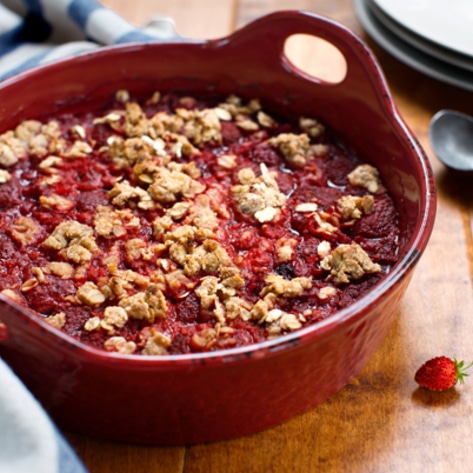 VegNews.MixedBerryCrisp.HannahKaminsky