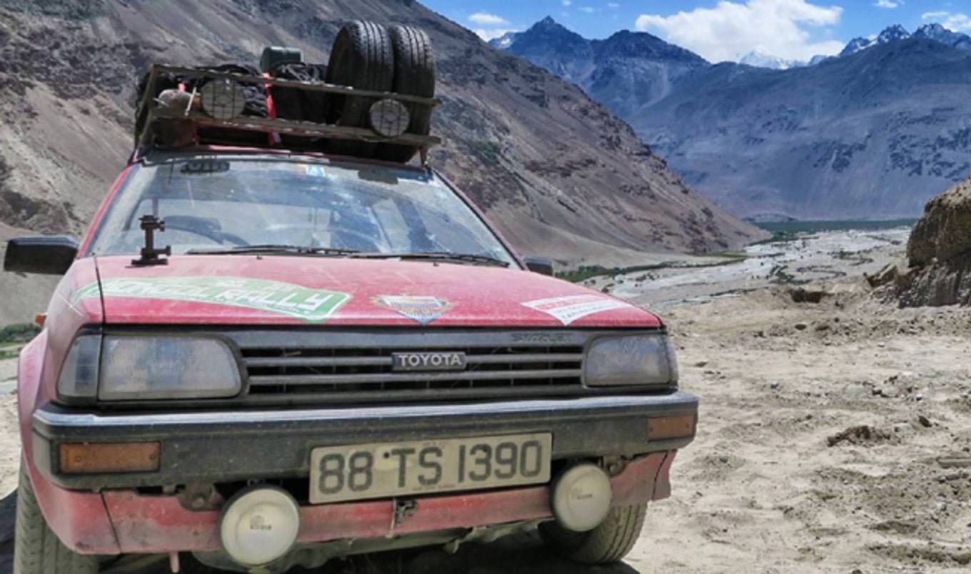 Activists Driving From London to Mongolia to Help Animals