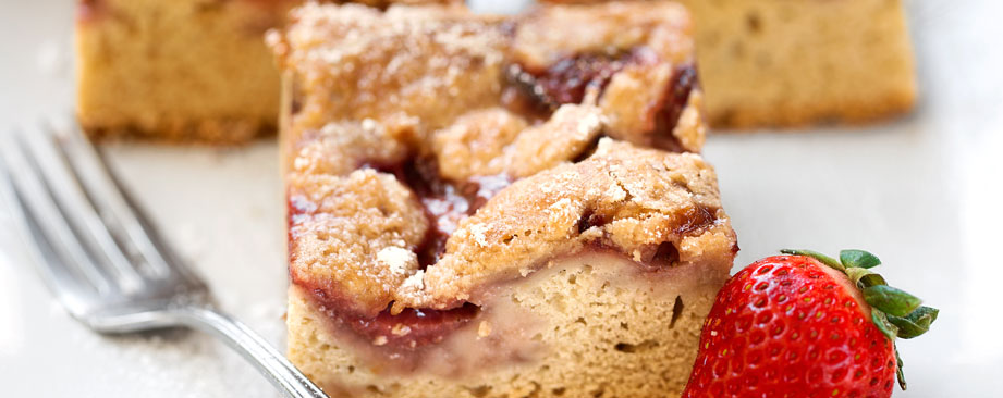 VegNews.StrawberryStreuselCake.HannahKaminsky
