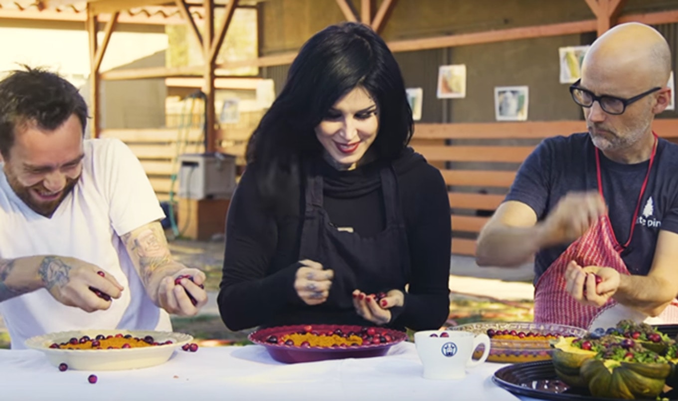Vegan Celebrities Make Turkeys Dinner
