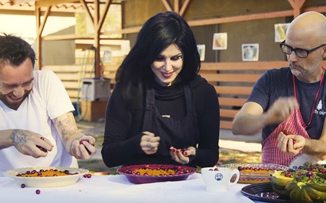 Vegan Celebrities Make Turkeys Dinner